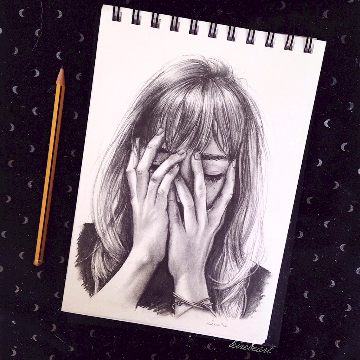 Девушка плачет рисунок карандашом