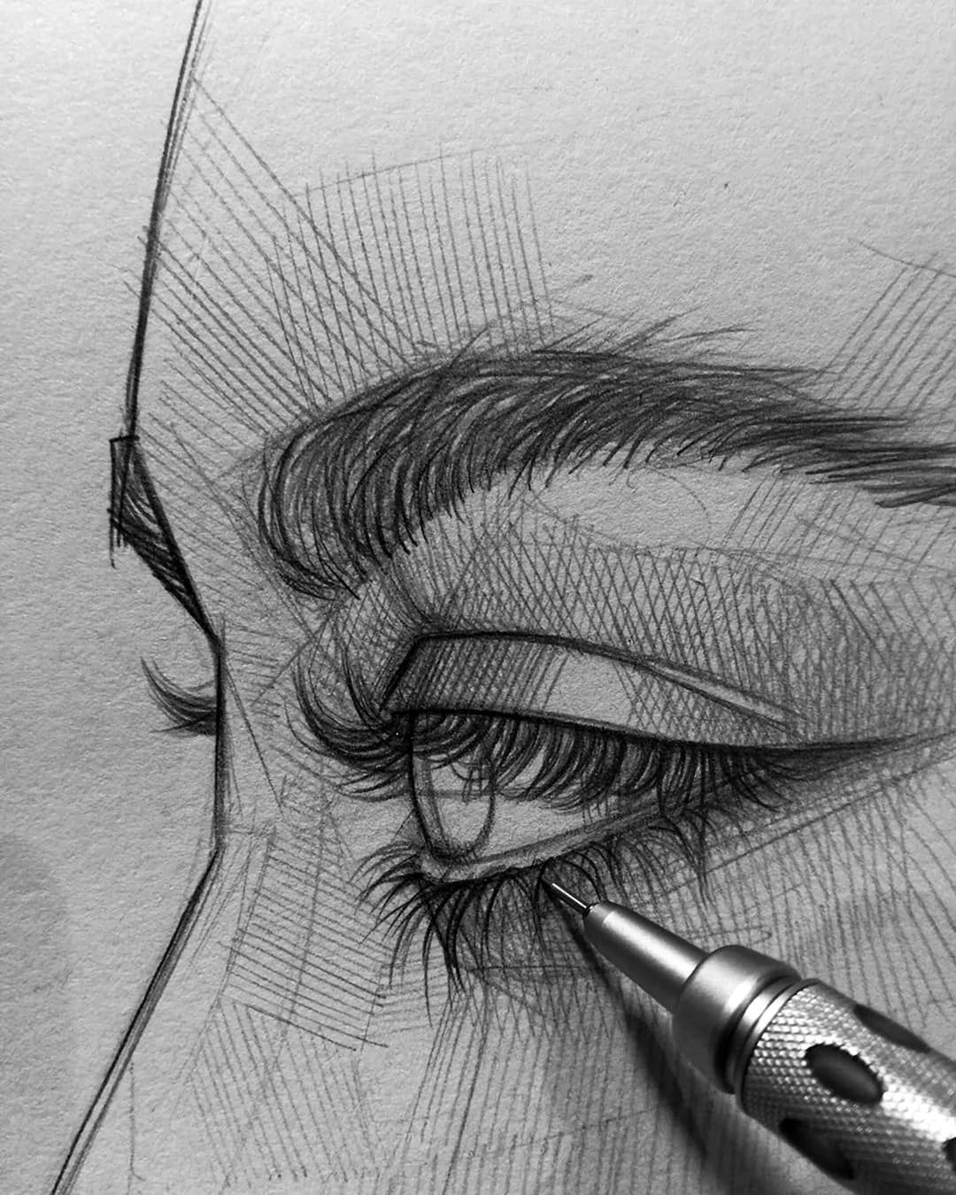 Глаз в профиль карандашом