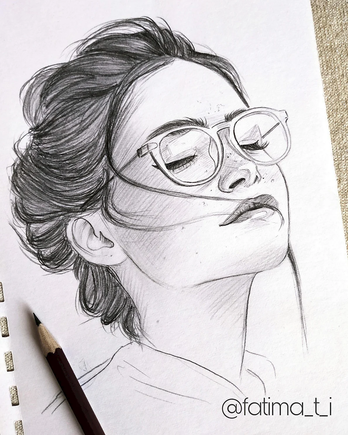 Карандашный портрет девушки в очках